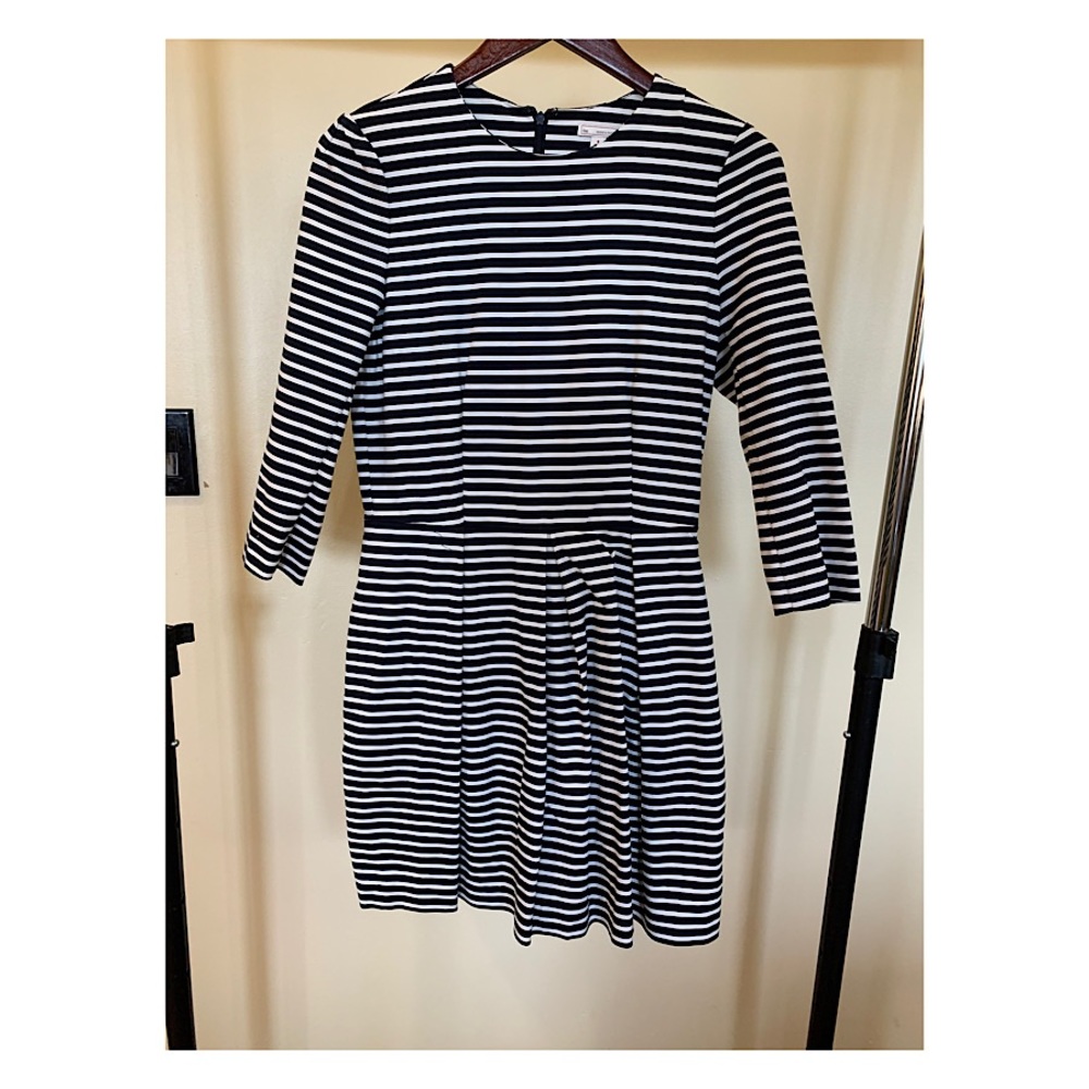 Knee-length black-and-white dress. 3/4 sleeve.